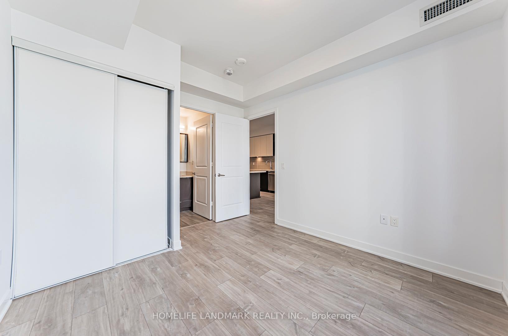 3 Bedrooms Condo at 4675 Metcalfe, Mississauga For sale