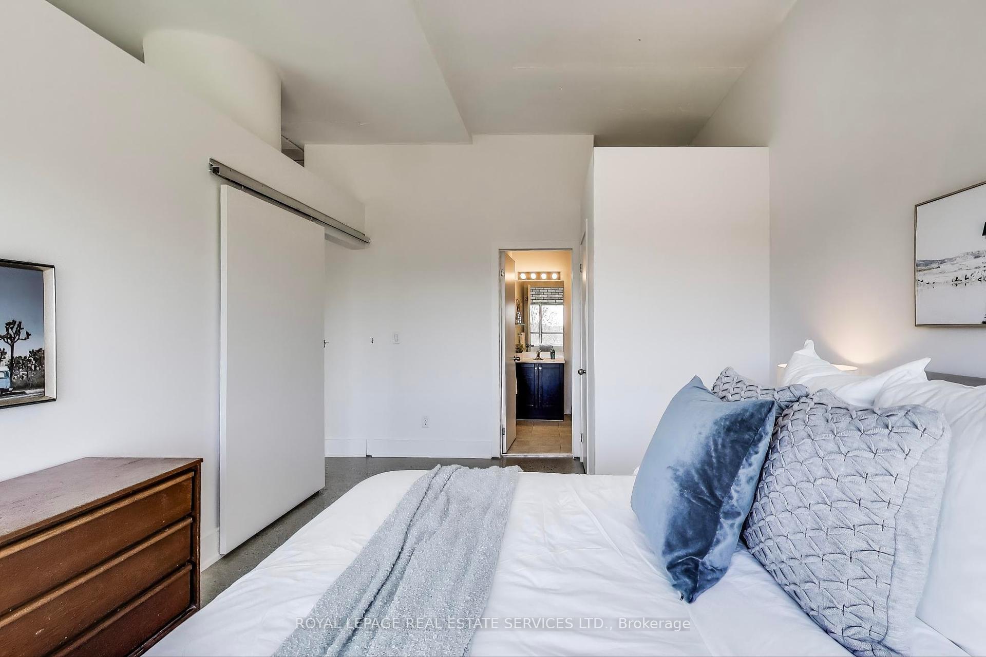 2 Bedrooms Condo at 2 Fieldway, Toronto For sale