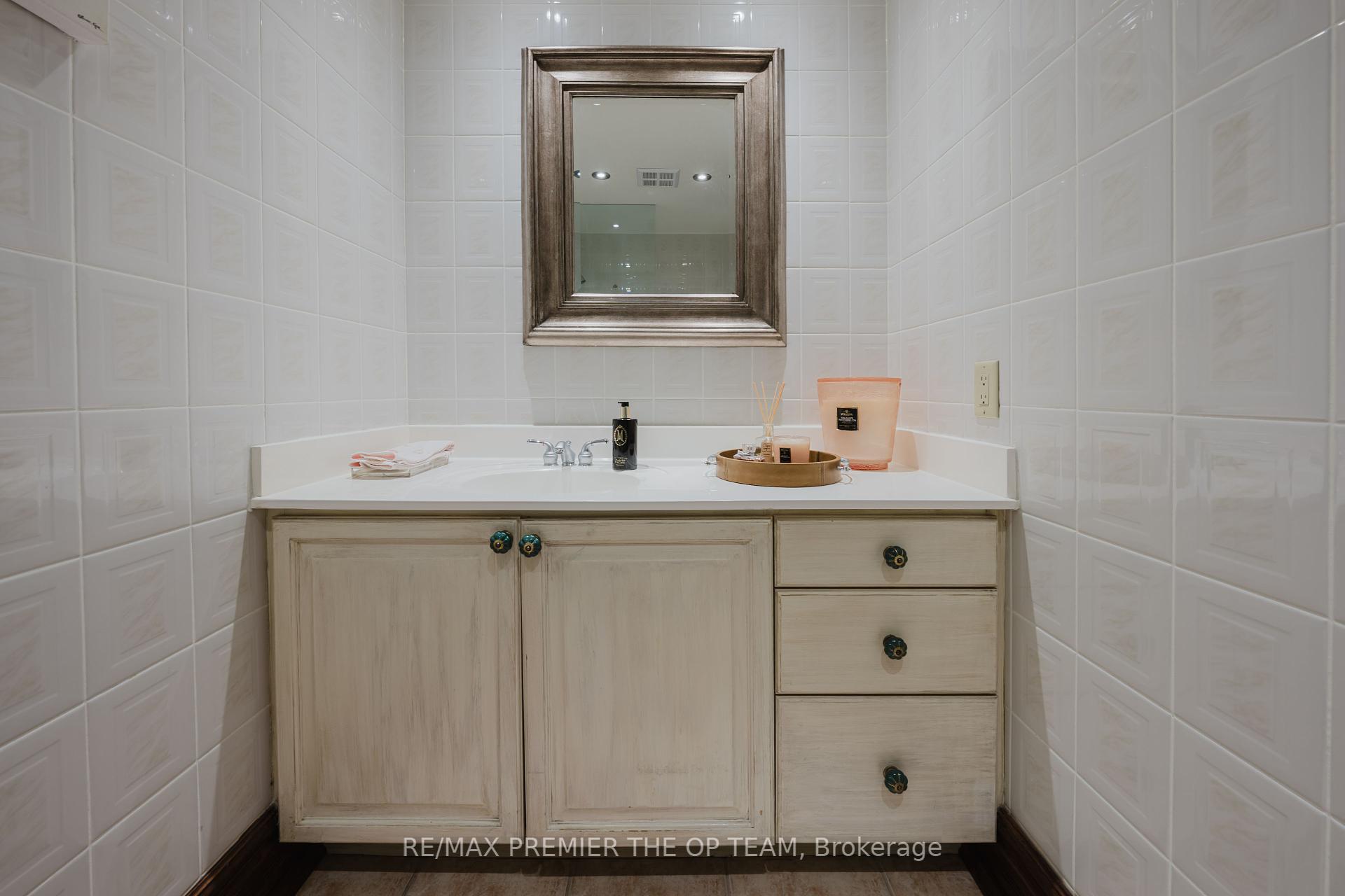 2 Bedrooms Condo at 121 Woodbridge, Vaughan For sale