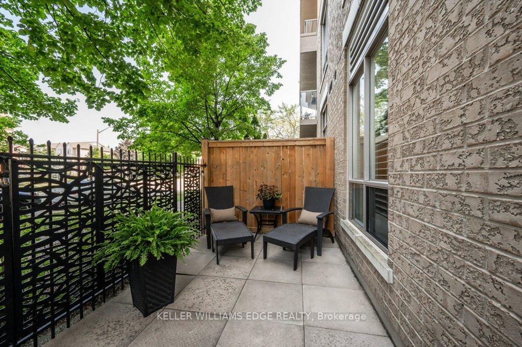 2 Bedrooms Condo at 1150 Parkwest, Mississauga For sale