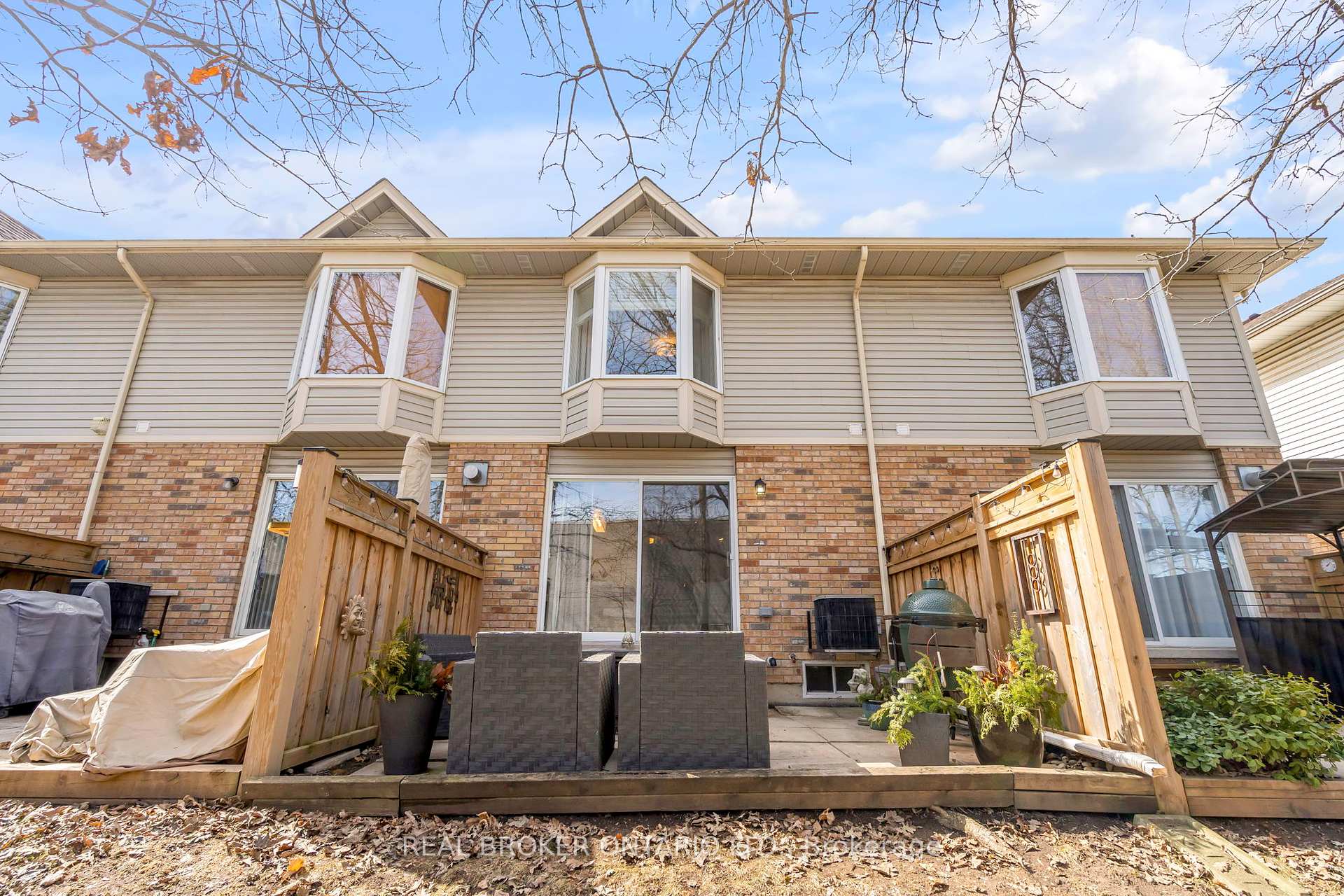 2 Bedrooms Condo at 2015 Cleaver, Burlington For sale