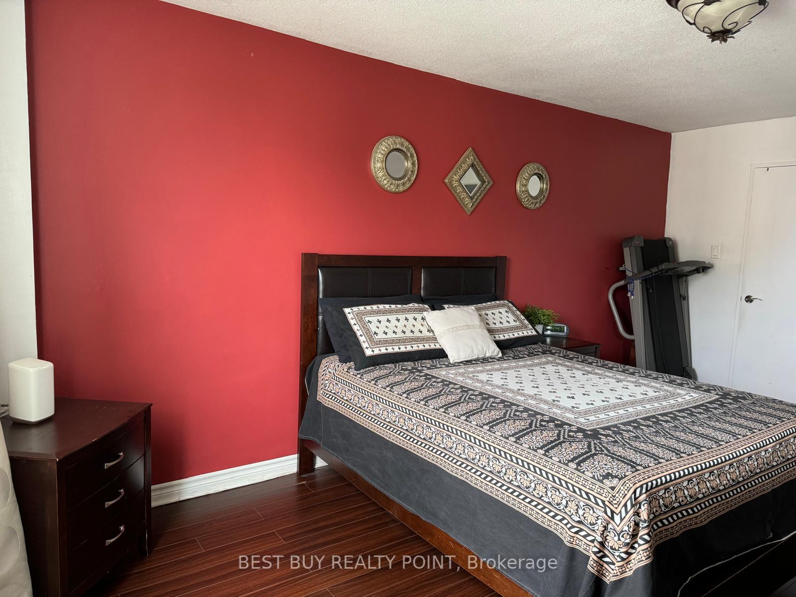3 Bedrooms Condo at 15 La Rose, Toronto For sale