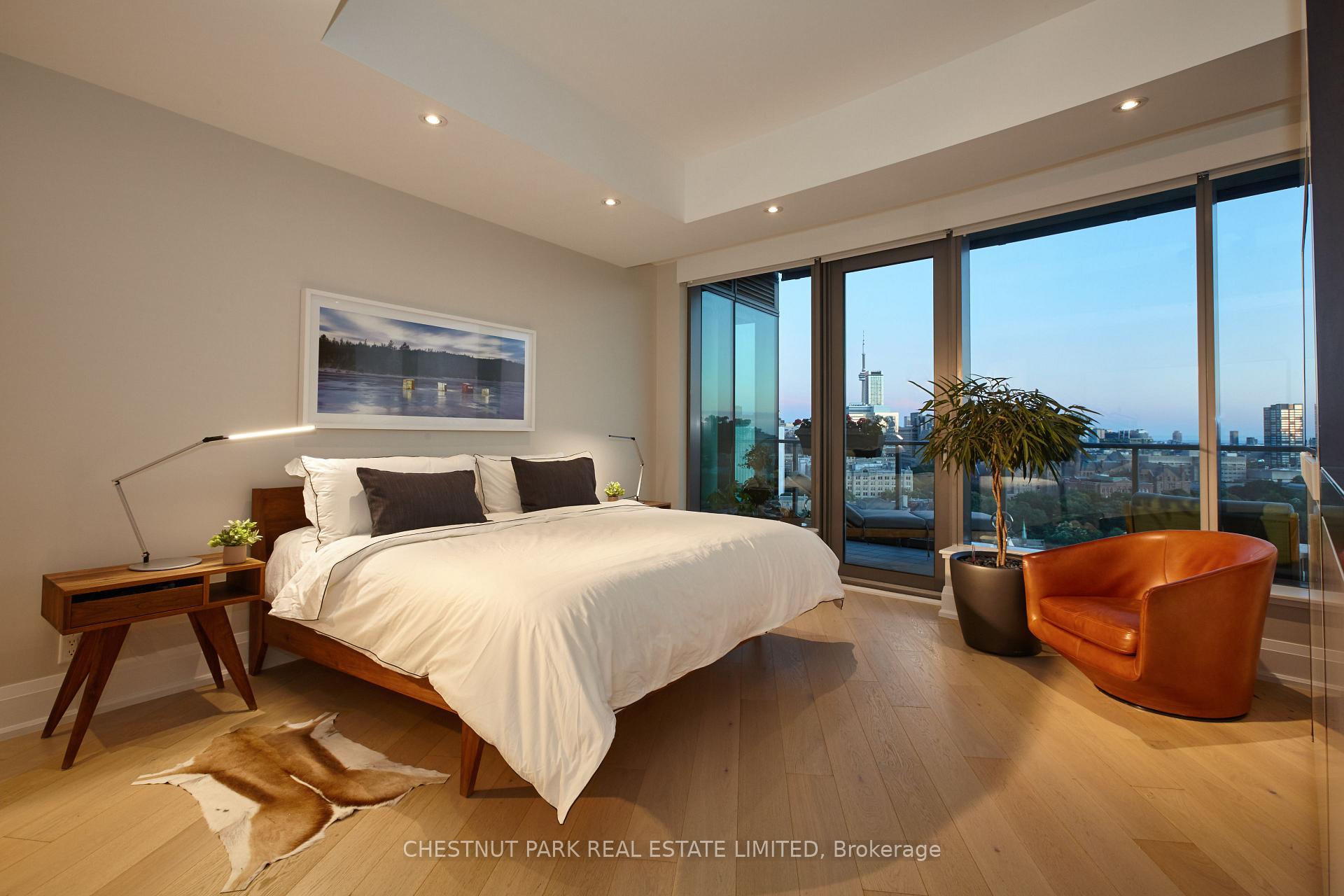 2 Bedrooms Condo at 77 Charles, Toronto For sale