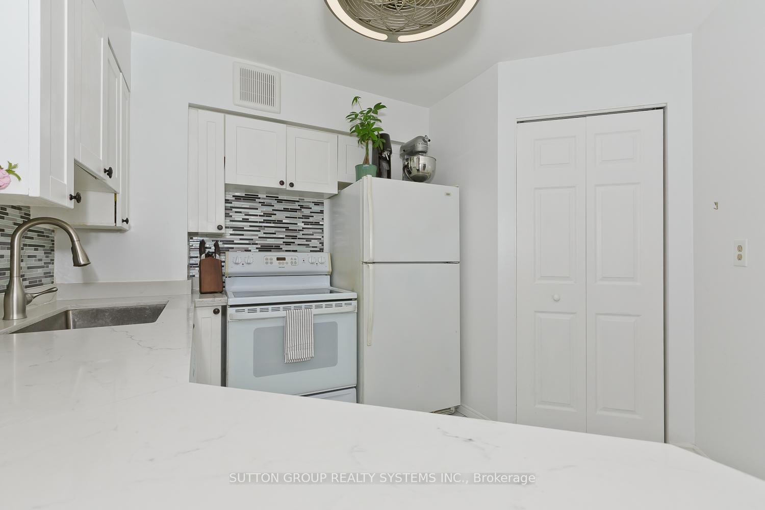 3 Bedrooms Condo at 50 Kingsbridge Garden, Mississauga For sale