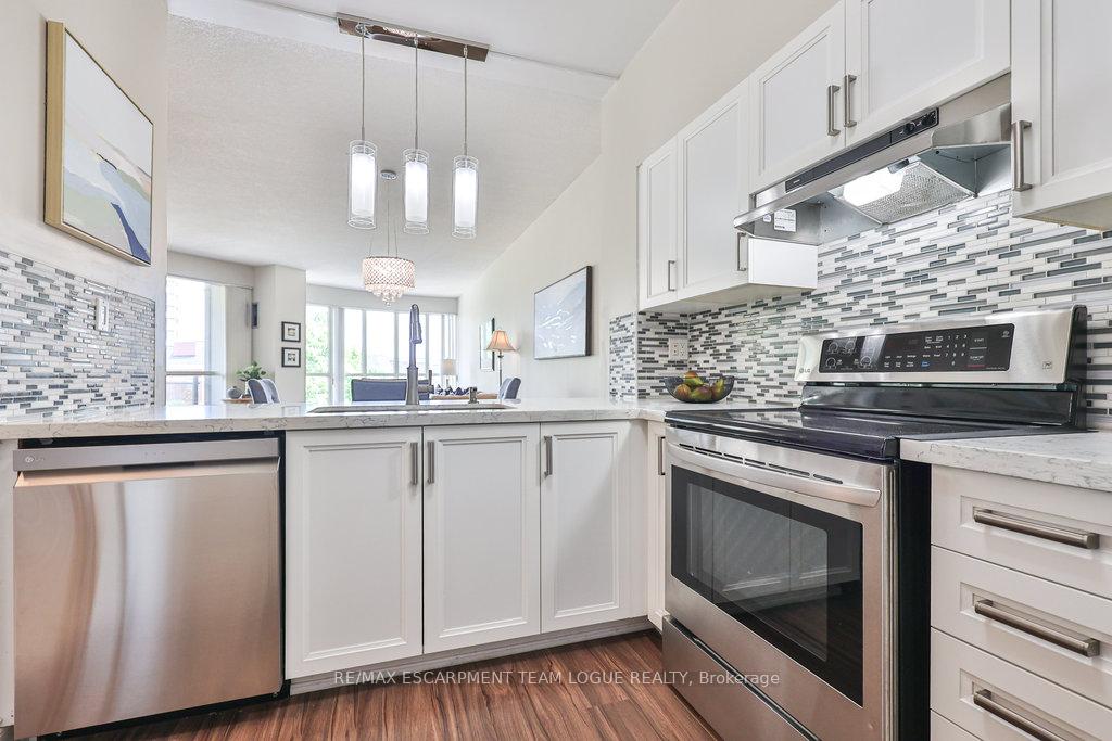 2 Bedrooms Condo at 2511 Lakeshore, Oakville For sale