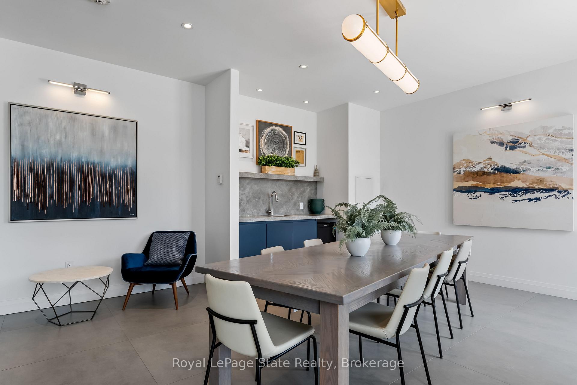 2 Bedrooms Condo at 121 8,  Hamilton For sale