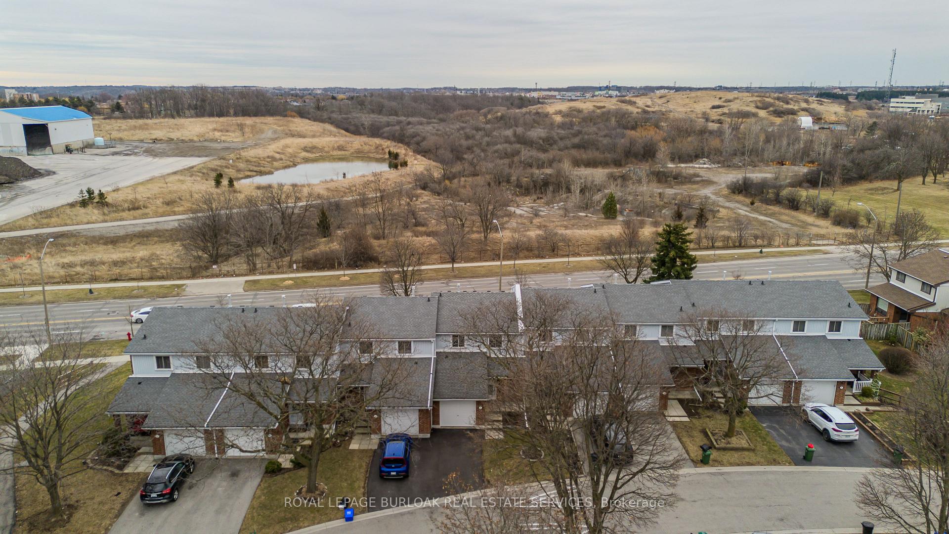 4 Bedrooms Condo at 25 Redbury, Hamilton For sale