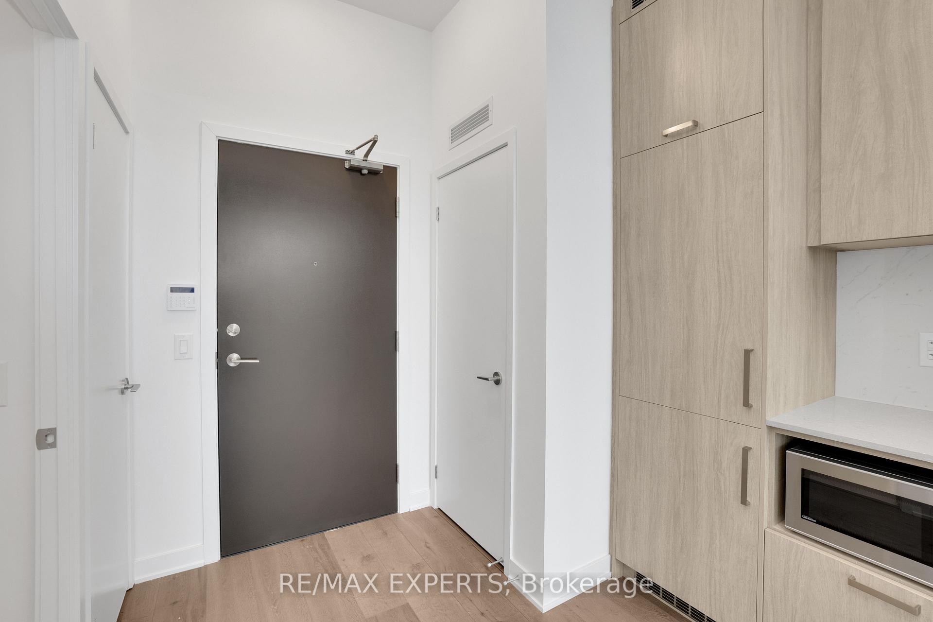 2 Bedrooms Condo at 60 Honeycrisp,  Vaughan For sale