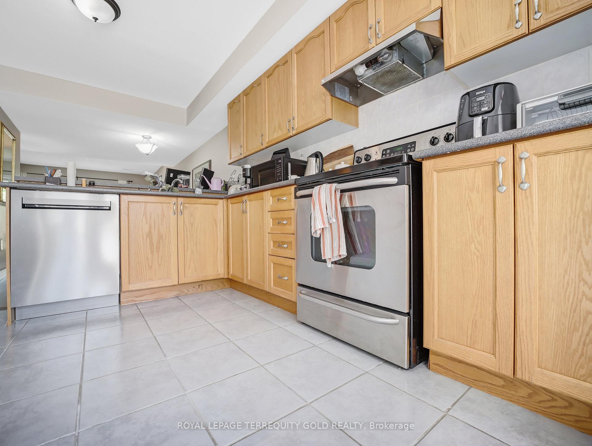 3 Bedrooms Condo at 4045 Upper Middle, Burlington For sale