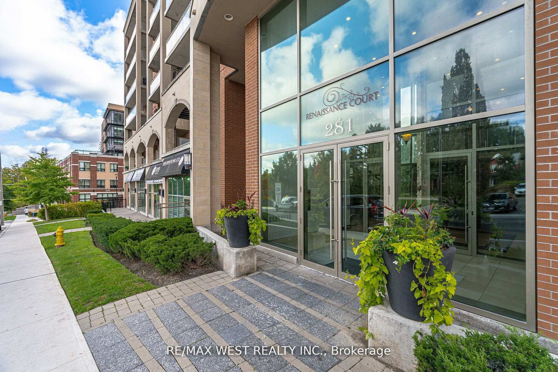 2 Bedrooms Condo at 281 Woodbridge, Vaughan For sale