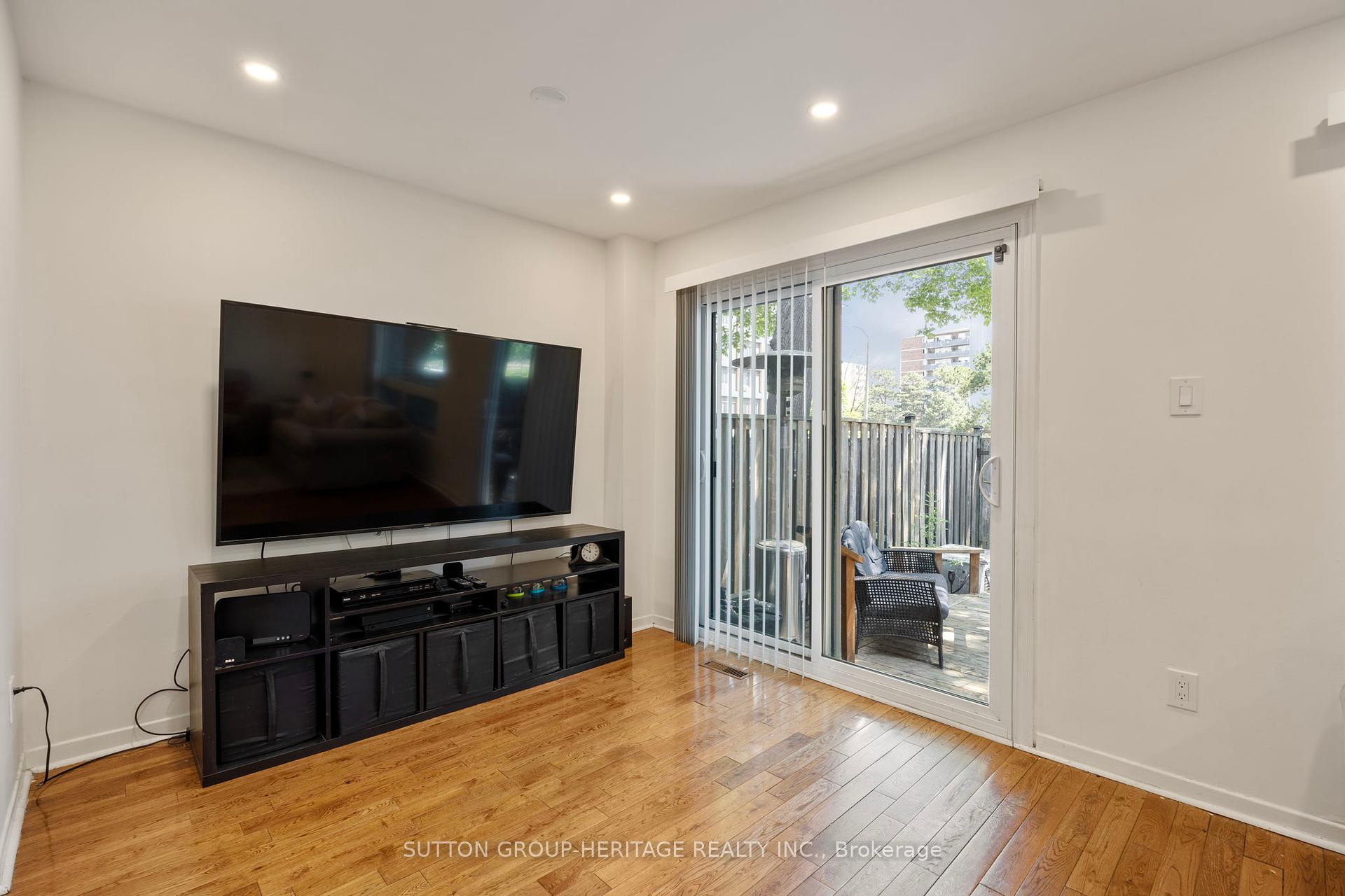4 Bedrooms Condo at 40 Dundalk, Toronto For sale