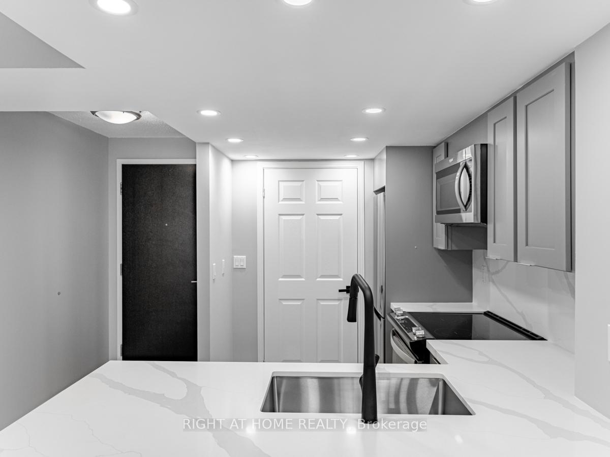 1 Bedroom Condo at 55 Kingsbridge Garden,  Mississauga For sale