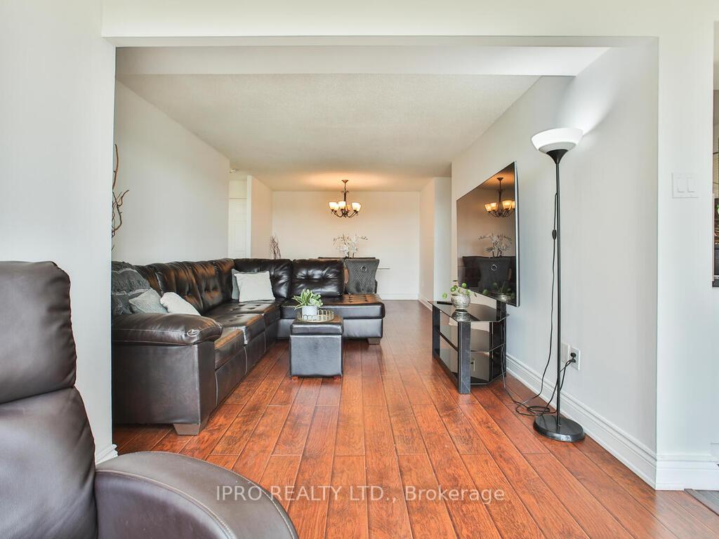 3 Bedrooms Condo at 330 Rathburn, Mississauga For sale