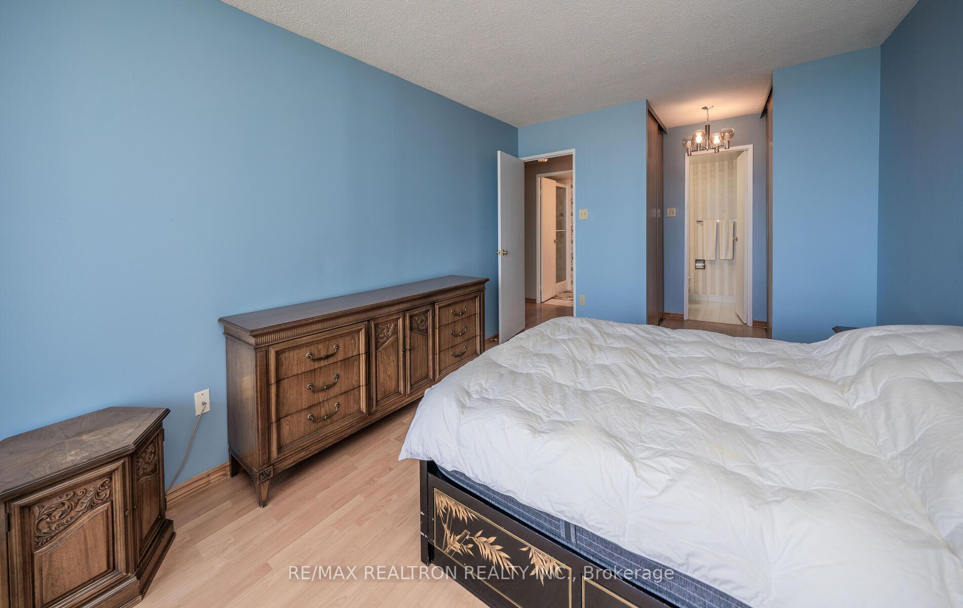 2 Bedrooms Condo at 7420 Bathurst, Vaughan For sale