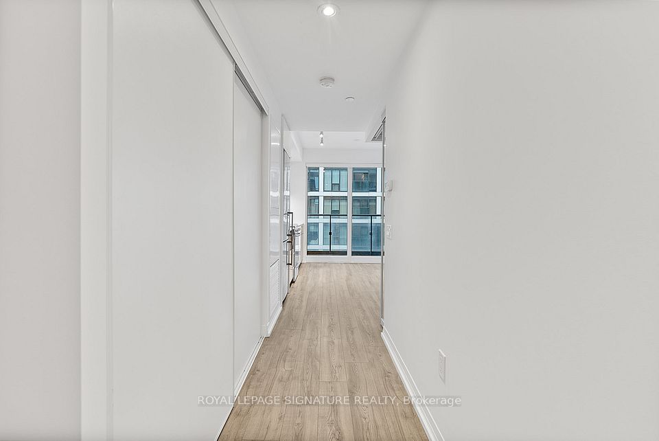 https://trreb-image.ampre.ca/HB1S1AtaJKBiBiVK0vLqbQvFg2Cv31ODtDF1XL54c8E/rs:fit:960:960/wm:.5:so:0:50:.4/wmsh:10/wmt:PHNwYW4gZm9yZWdyb3VuZD0nd2hpdGUnIGZvbnQ9JzY4Jz5ST1lBTCBMRVBBR0UgU0lHTkFUVVJFIFJFQUxUWSwgQnJva2VyYWdlPC9zcGFuPg/cb:20250417152150/L3RycmViL2xpc3RpbmdzLzQxLzAxLzY4LzgzL3AvM2YxZTU2ODMtMGMyOC00Y2E4LTg4MDItMDU3NjJmOTkzNDkyLmpwZw.jpg