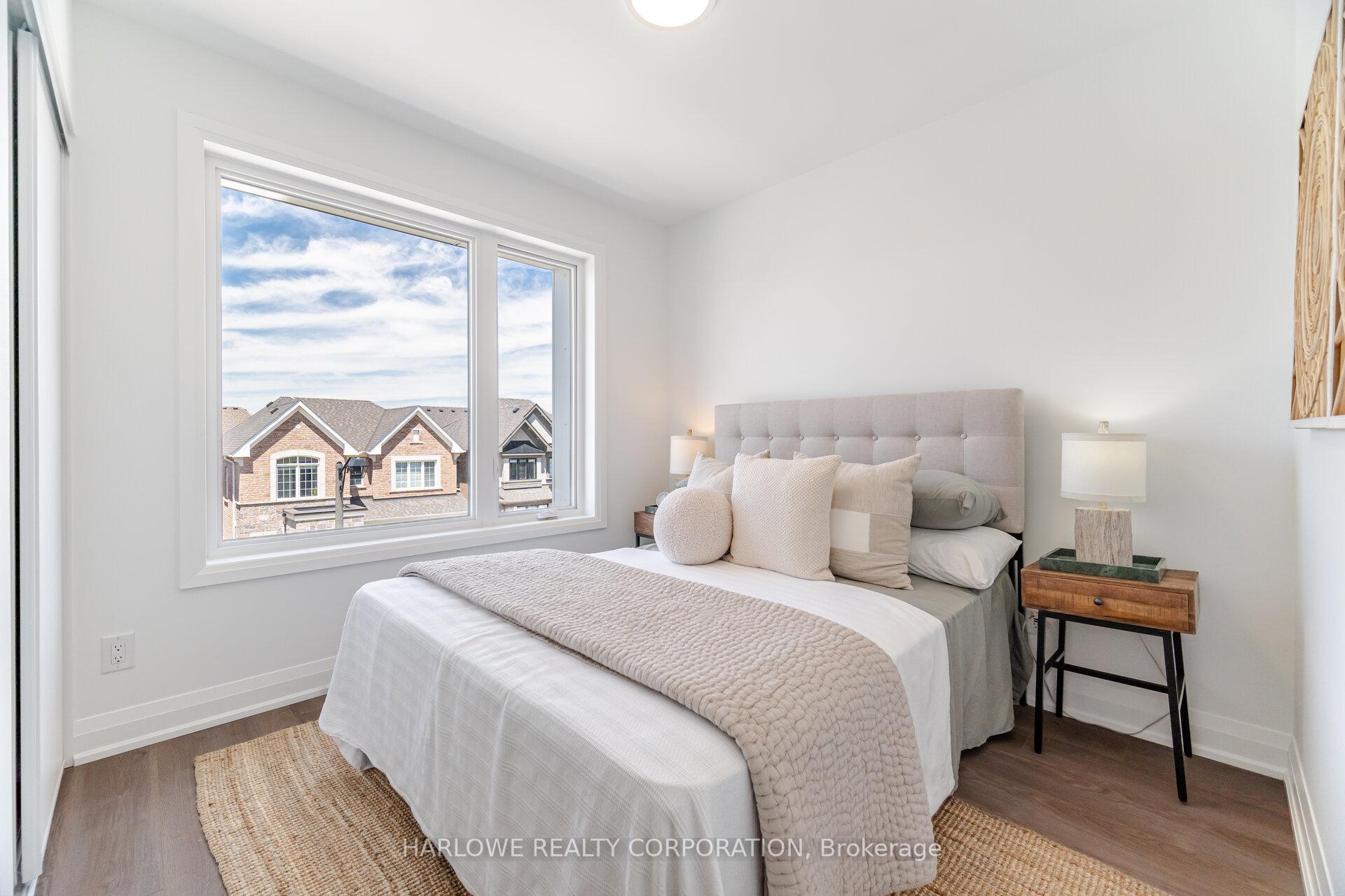 3 Bedrooms Condo at 268 Ironside, Oakville For sale