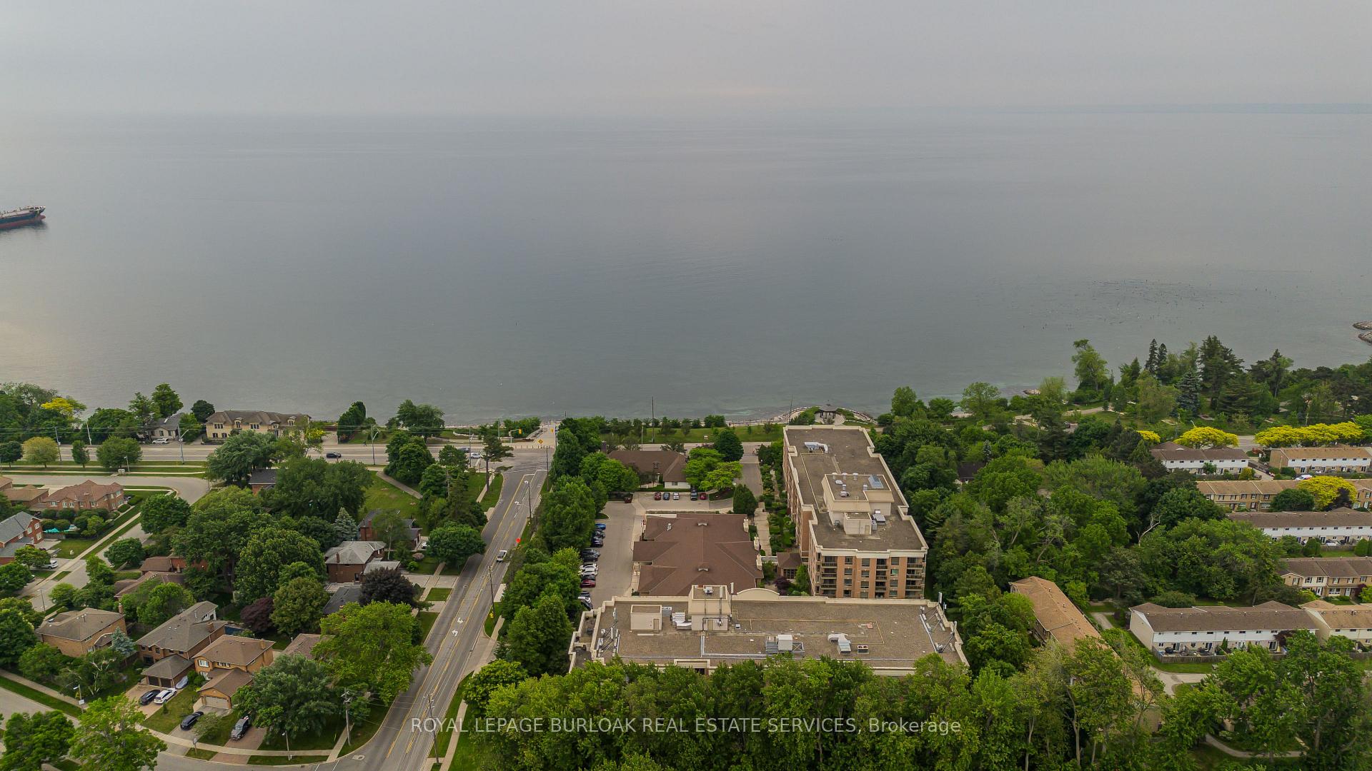 2 Bedrooms Condo at 100 Burloak, Burlington For sale