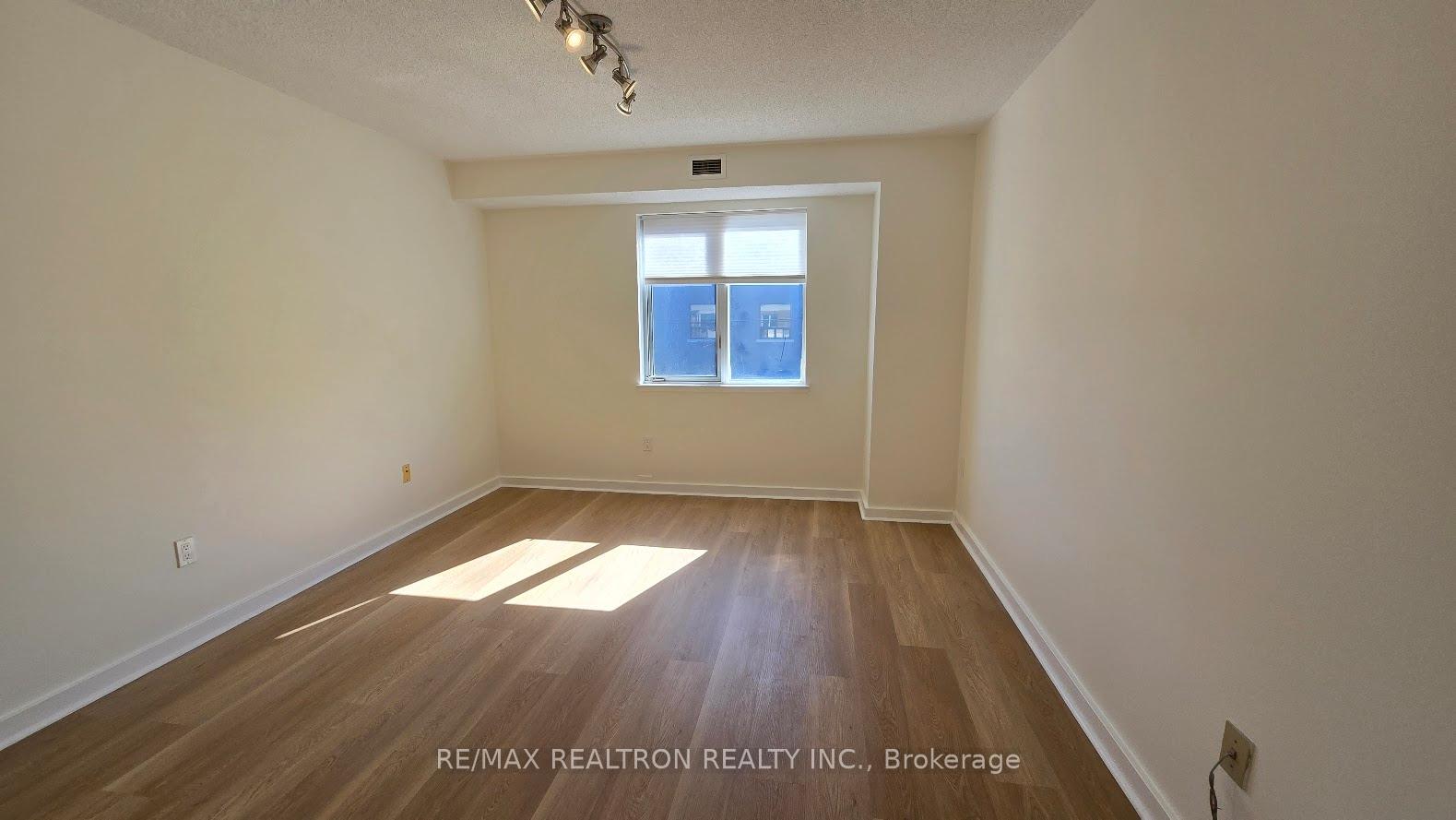 2 Bedrooms Condo at 70 Elmsthorpe, Toronto For sale