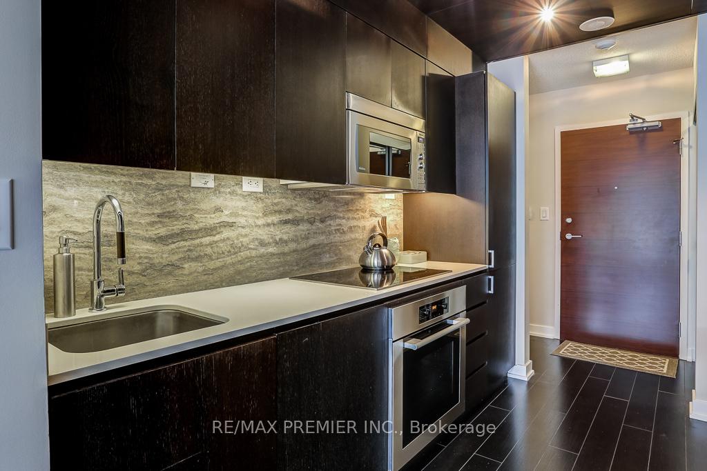 2 Bedrooms Condo at 10 Capreol, Toronto For sale