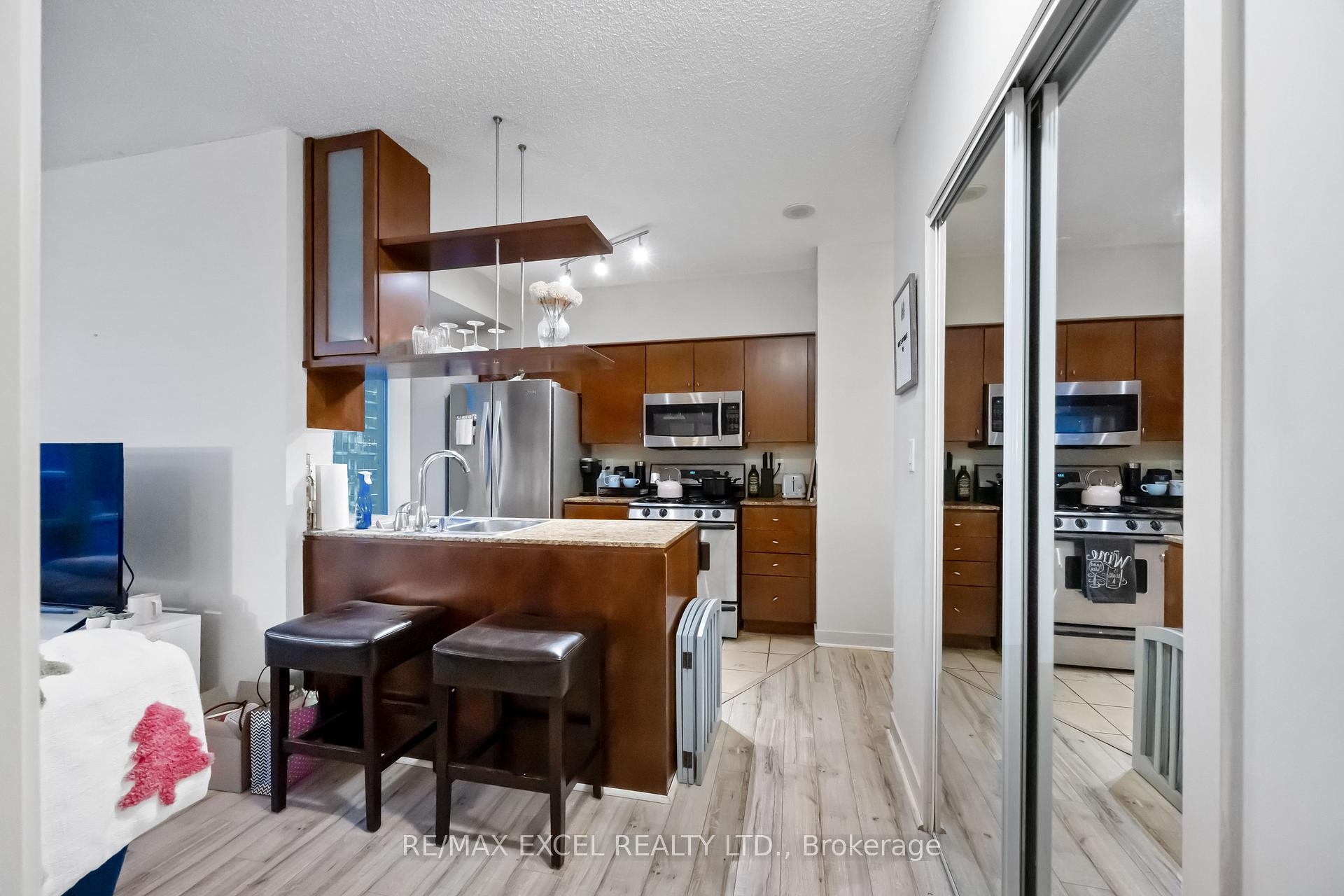 2 Bedrooms Condo at 35 Mariner, Toronto For sale