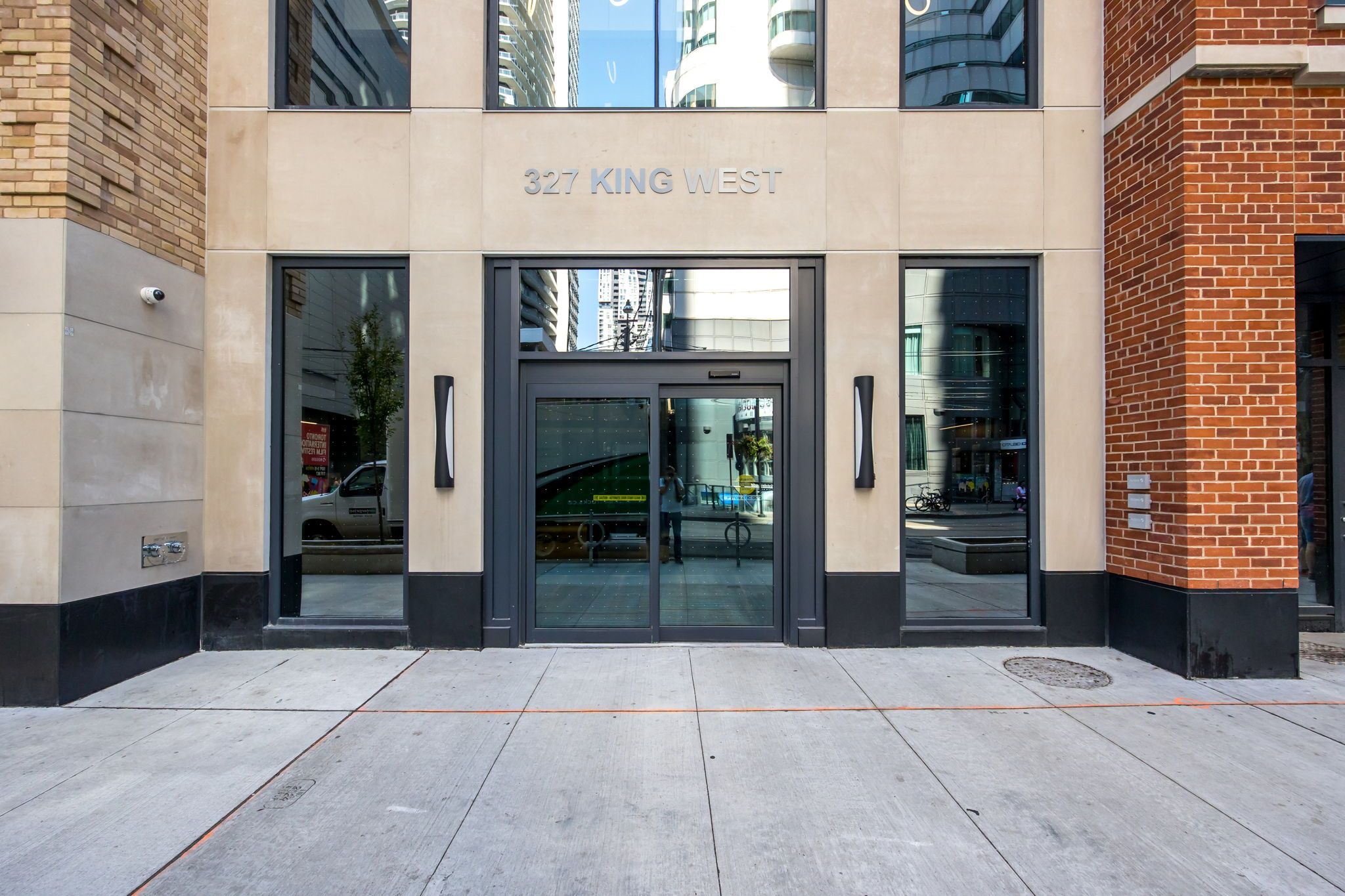 327 King Street W 3605