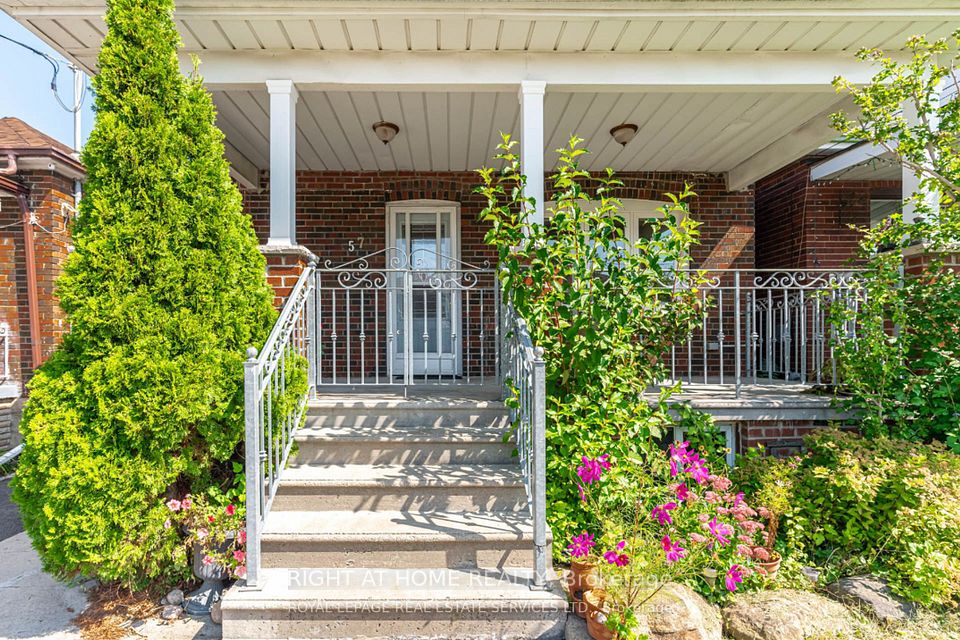 57 Chamberlain Avenue, Toronto, ON M6E 4J9