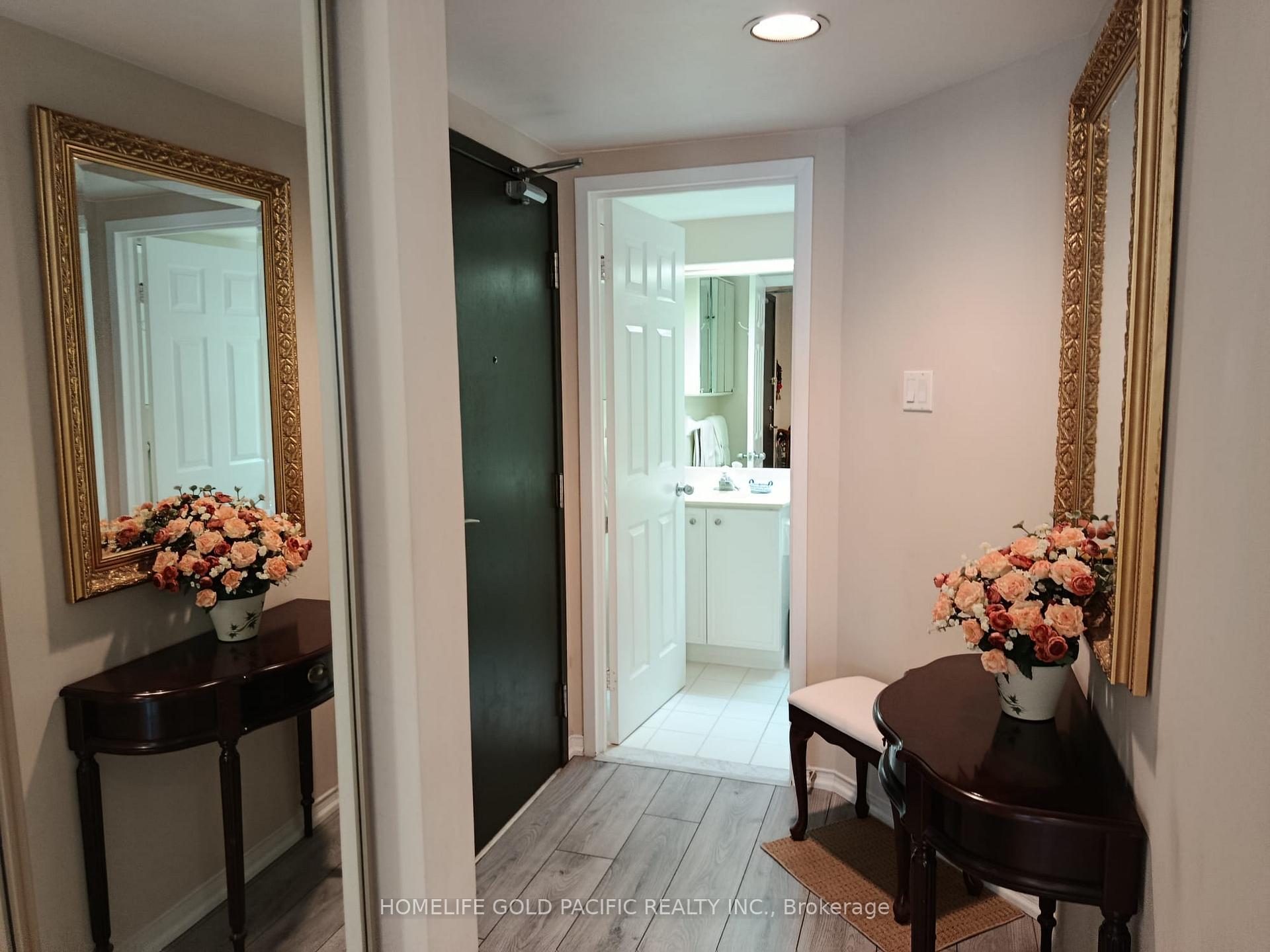2 Bedrooms Condo at 77 Harbour, Toronto For sale