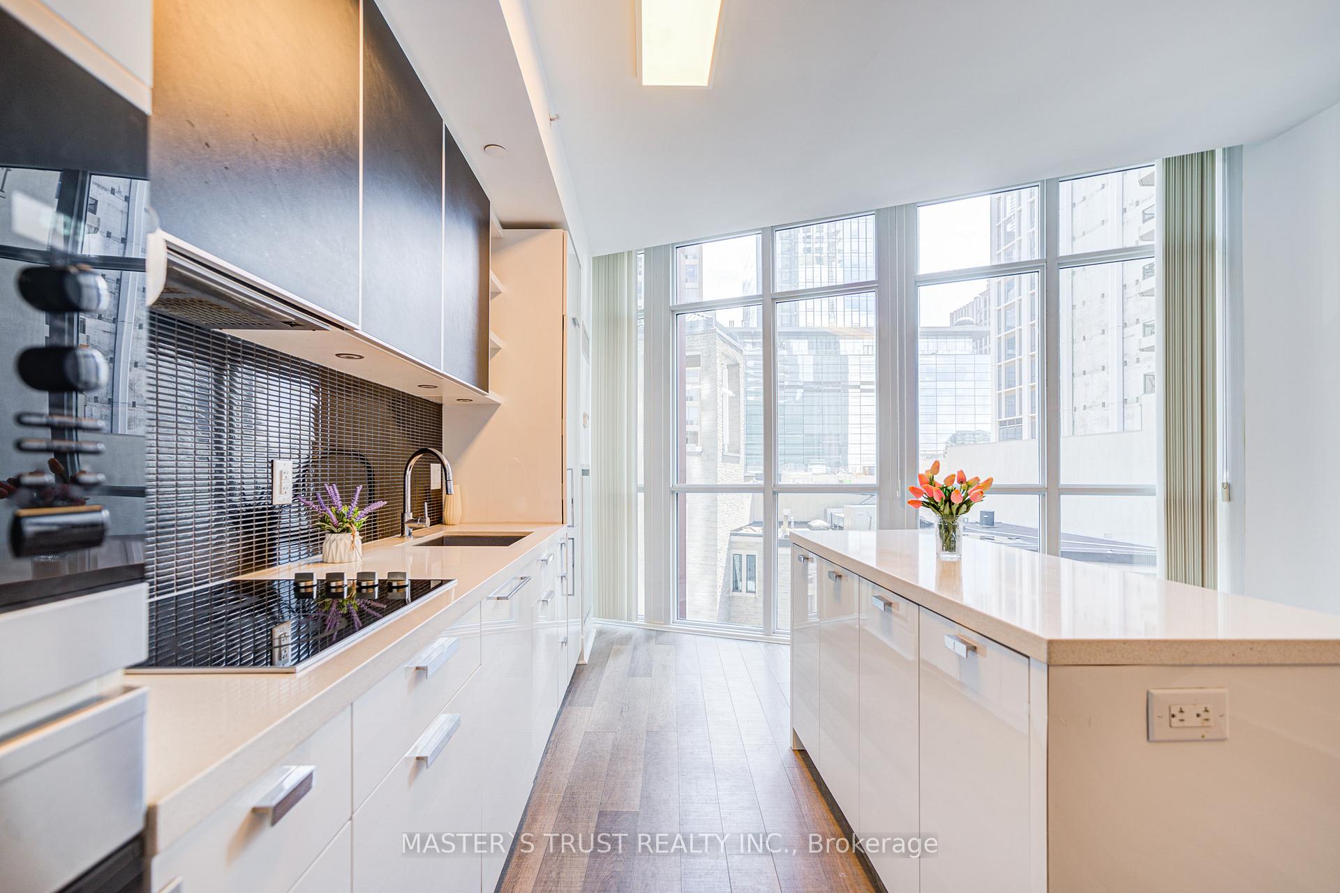 2 Bedrooms Condo at 32 Davenport, Toronto For sale