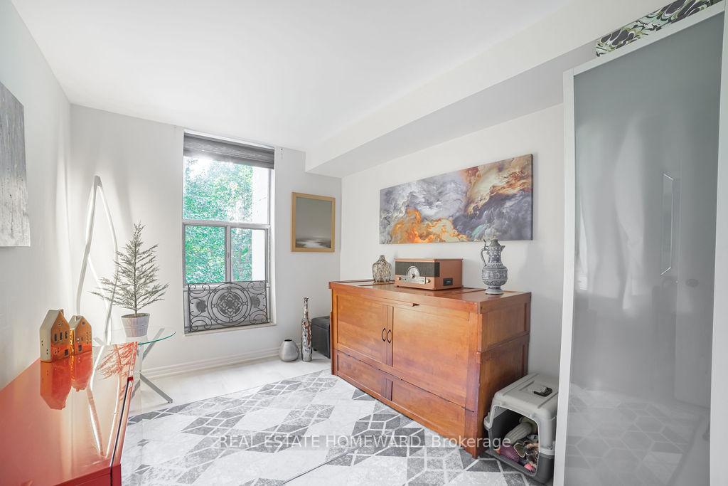3 Bedrooms Condo at 20 Fashion Roseway, Toronto For sale