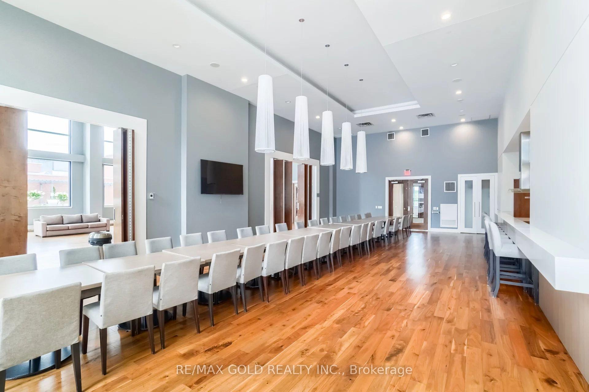 3 Bedrooms Condo at 2212 Lakeshore, Toronto For sale