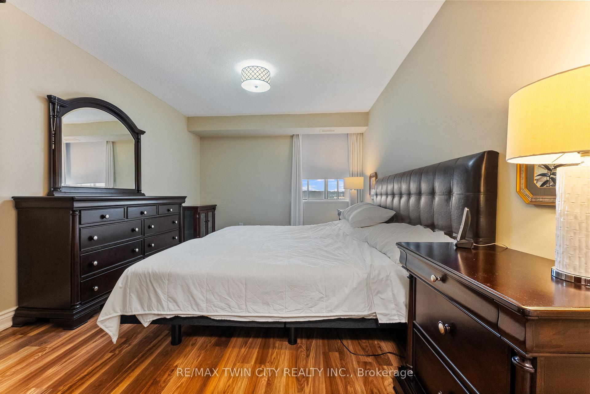 2 Bedrooms Condo at 301 Frances, Hamilton For sale
