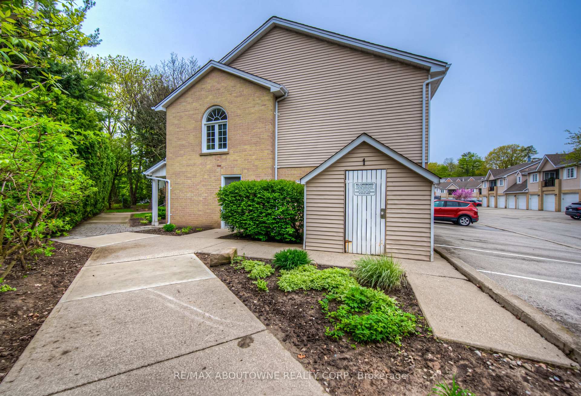 2 Bedrooms Condo at 2110 Cleaver, Burlington For sale