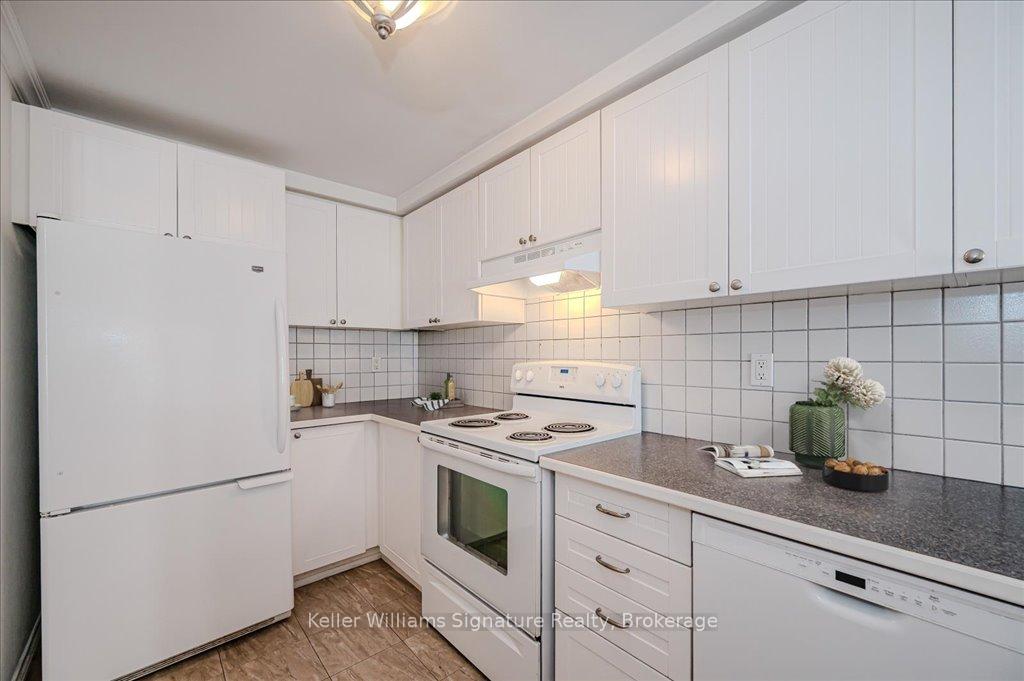3 Bedrooms Condo at 2055 Walkers,  Burlington For sale