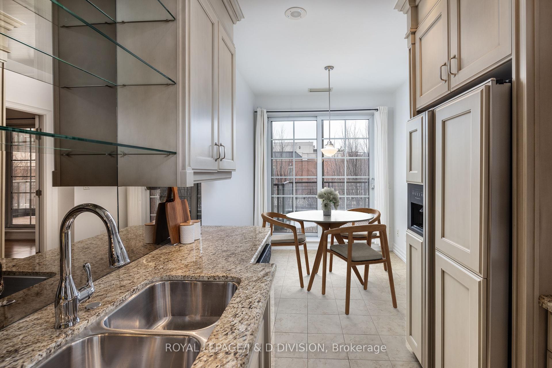 2 Bedrooms Condo at 20 Burkebrook, Toronto For sale