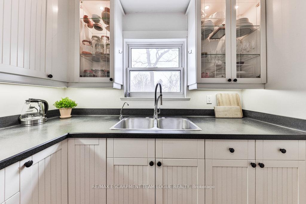 2 Bedrooms Co-op at 288 Reynolds,  Oakville For sale