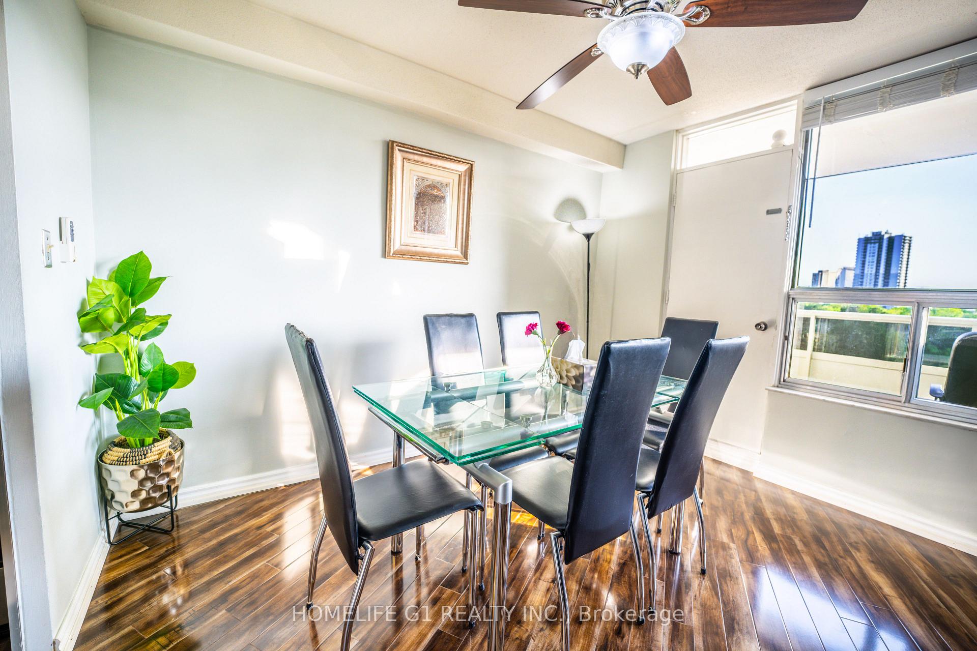 3 Bedrooms Condo at 5 Shady, Toronto For sale