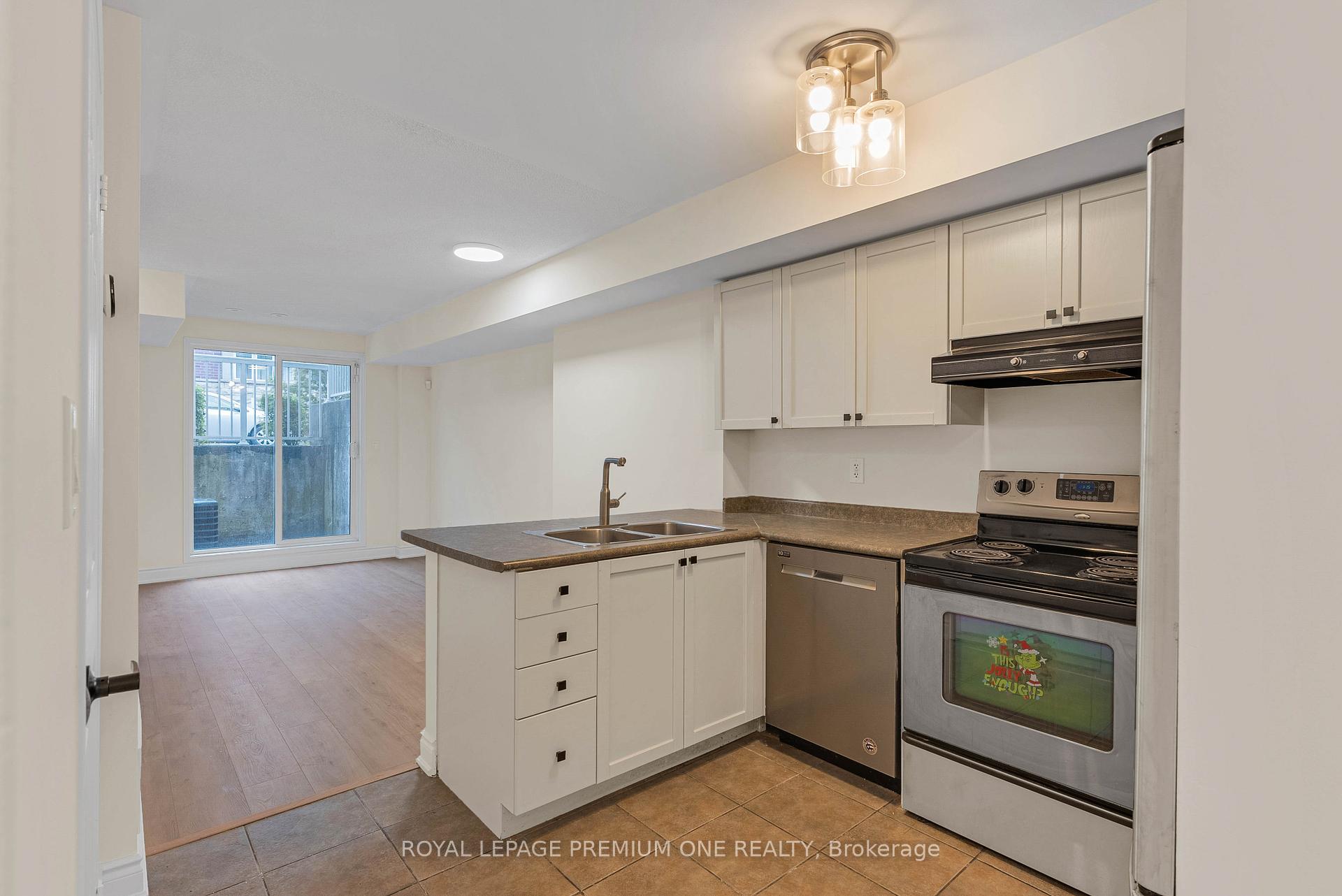 3 Bedrooms Condo at 65 Turntable, Toronto For sale