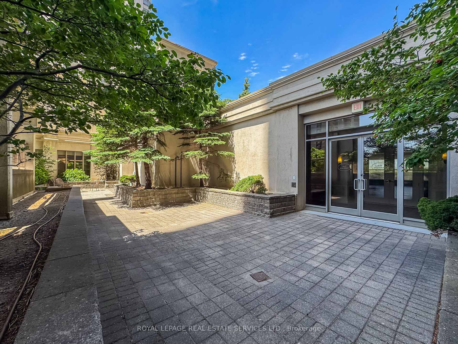 3 Bedrooms Condo at 25 Kingsbridge Garden, Mississauga For sale