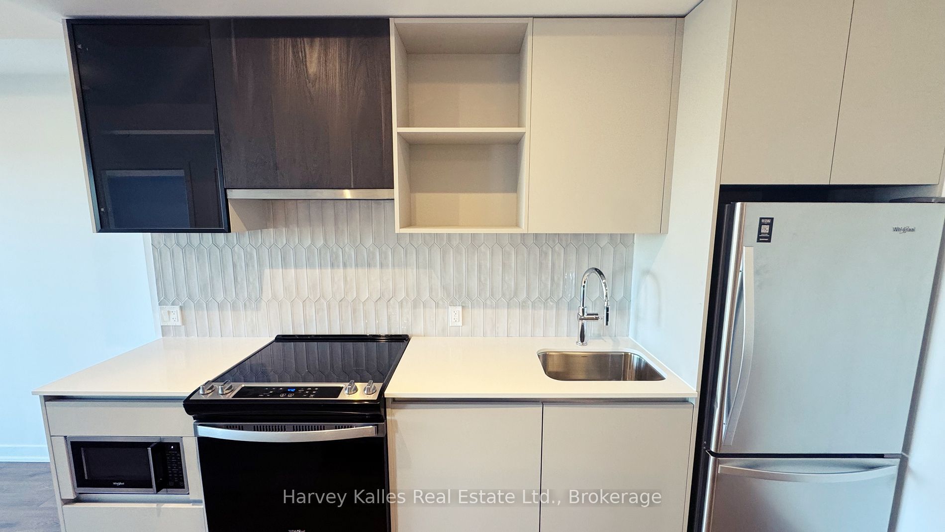 395 Dundas Street W 436