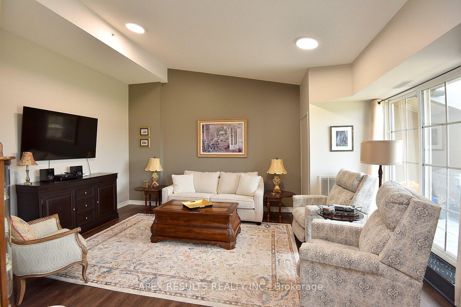 3 Bedrooms Condo at 262 Dundas, Hamilton For sale