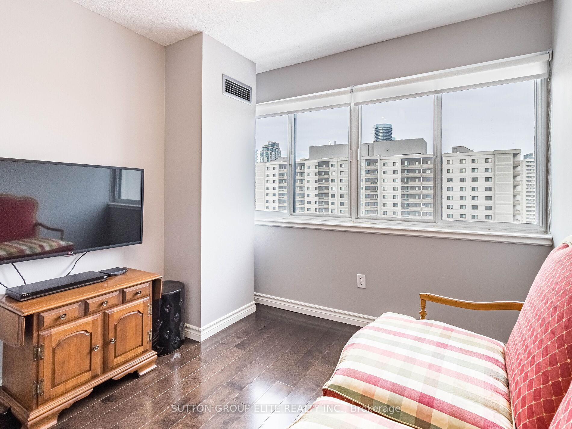 2 Bedrooms Condo at 50 Elm, Mississauga For sale
