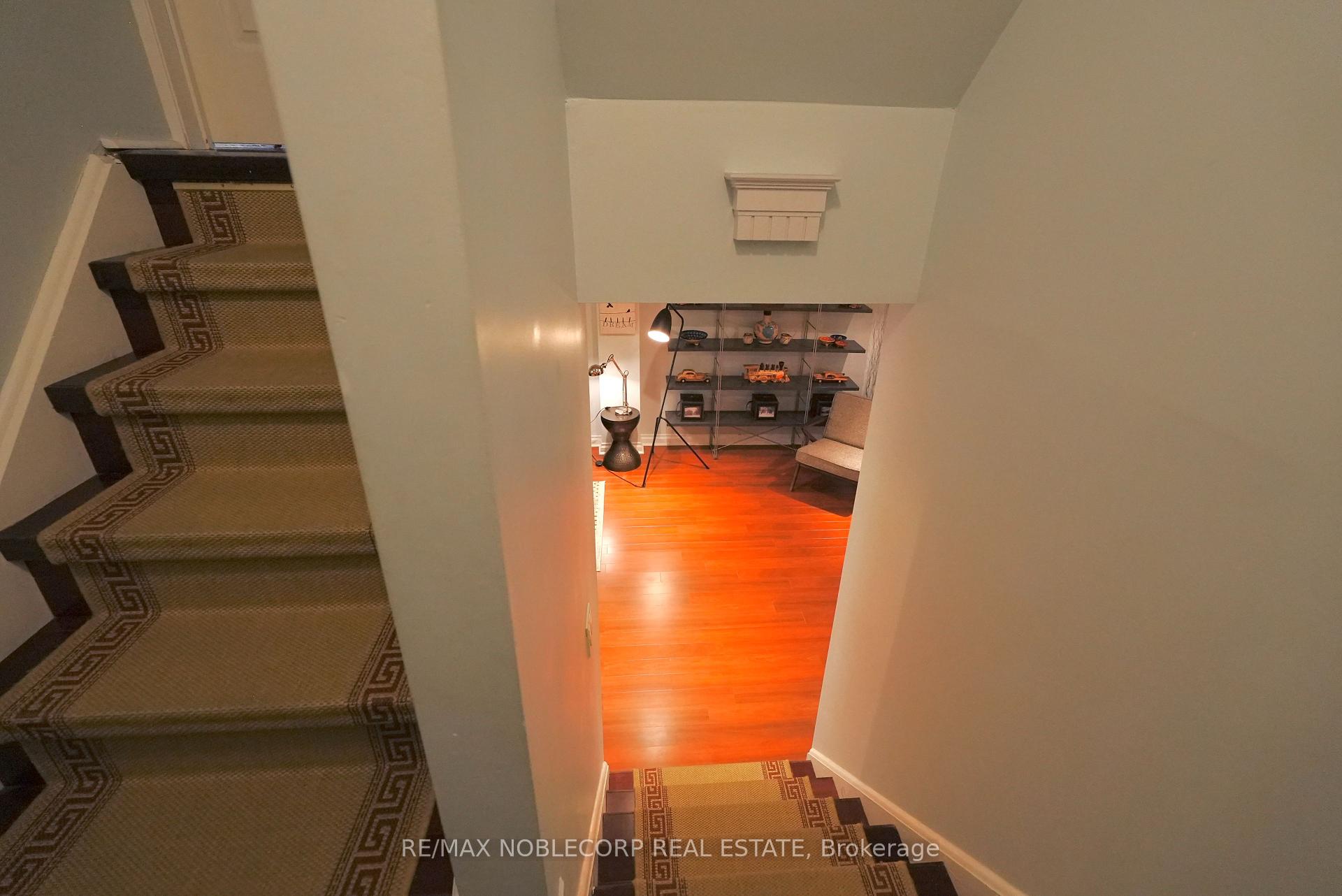 4 Bedrooms Condo at 17 Overlea, Toronto For sale
