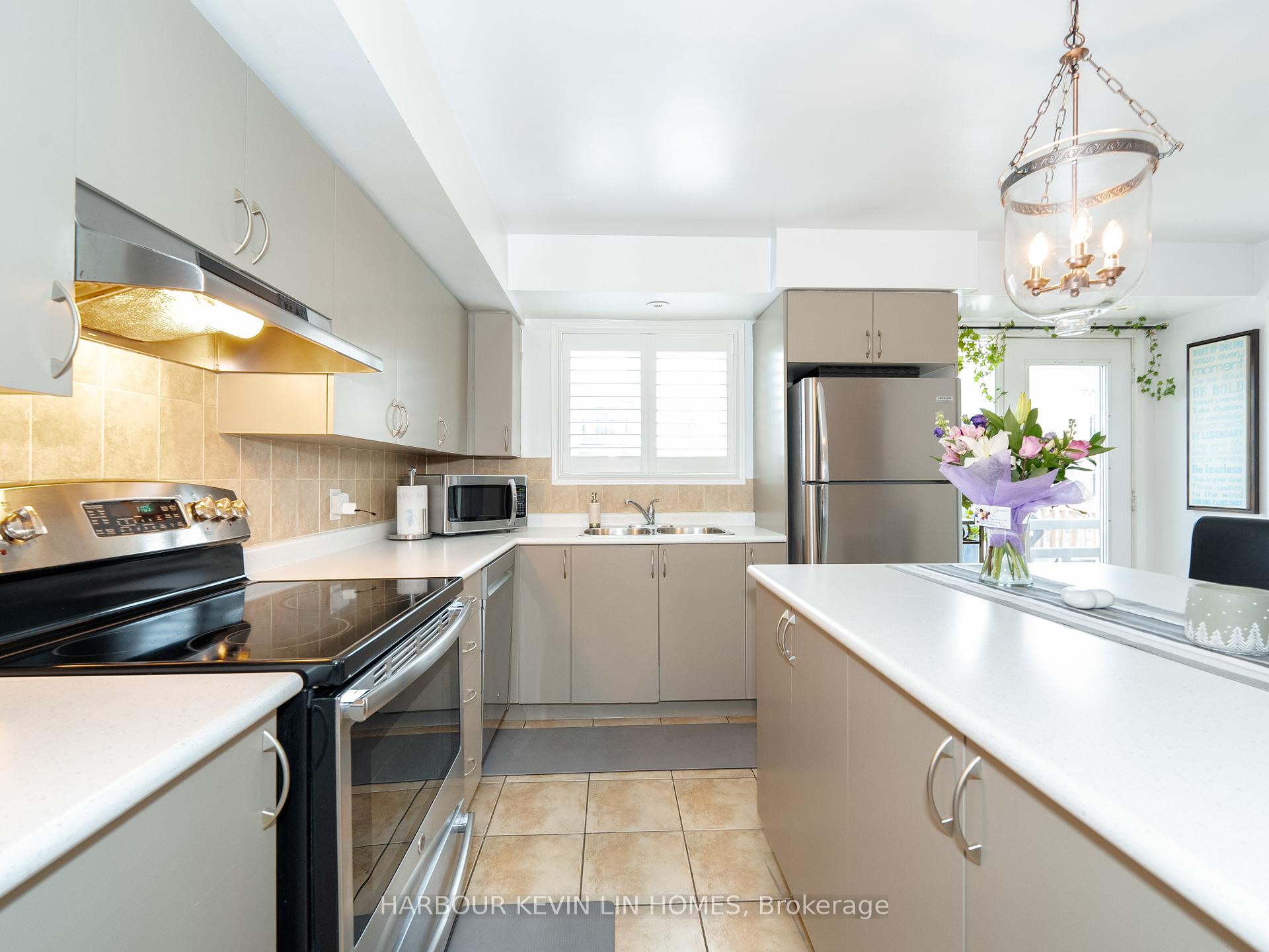 3 Bedrooms Condo at 4975 Southampton, Mississauga For sale