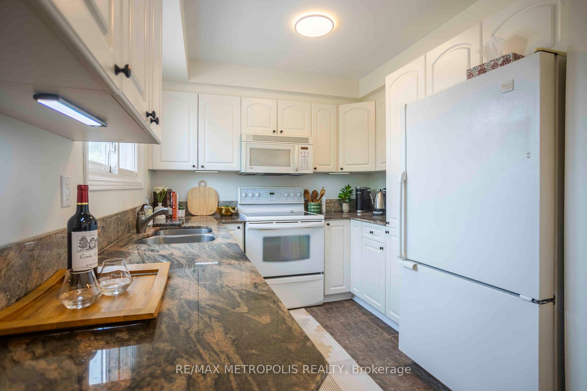 3 Bedrooms Condo at 11 Harrisford, Hamilton For sale