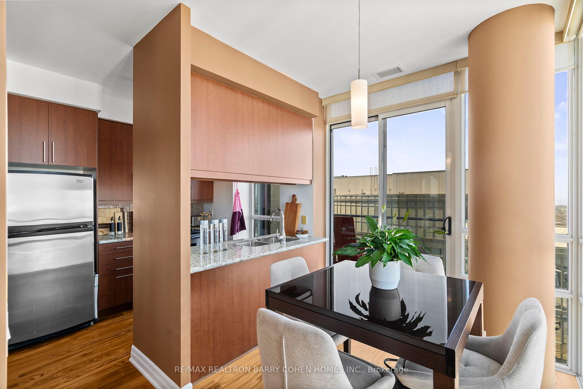 3 Bedrooms Condo at 500 St Clair, Toronto For sale