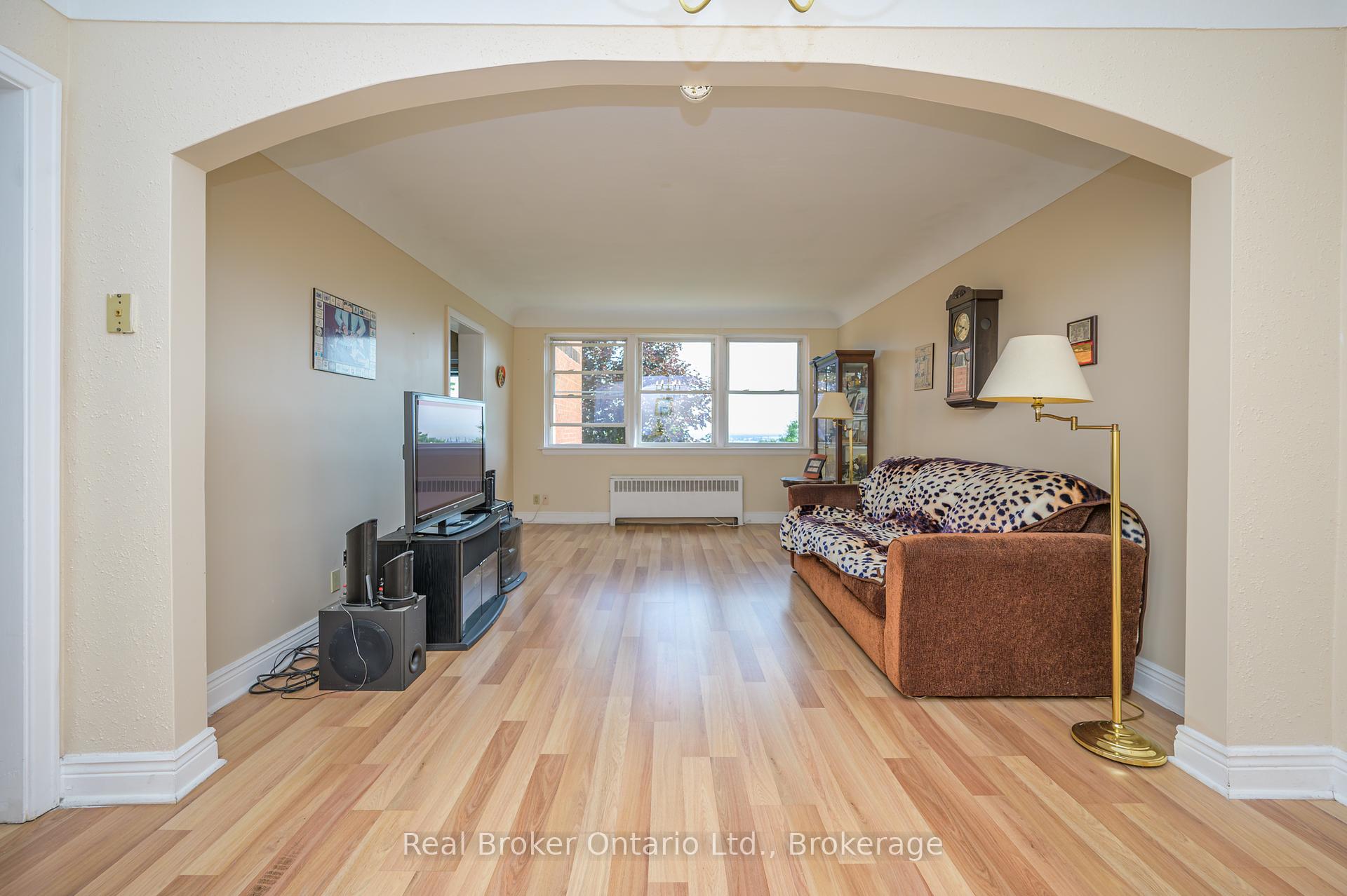 2 Bedrooms Co-op at 5 East 36th, Hamilton For sale