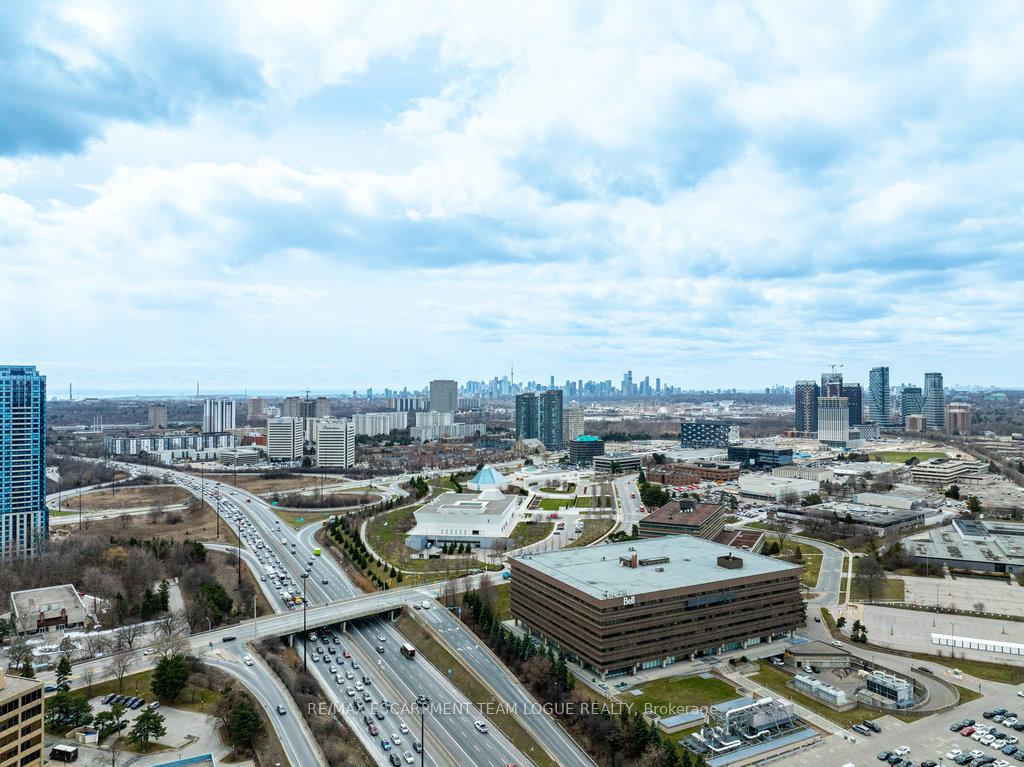 3 Bedrooms Condo at 7 Concorde,  Toronto For sale