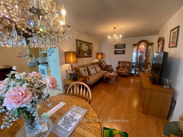 2 Bedrooms Condo at 23 Hollywood,  Toronto For sale