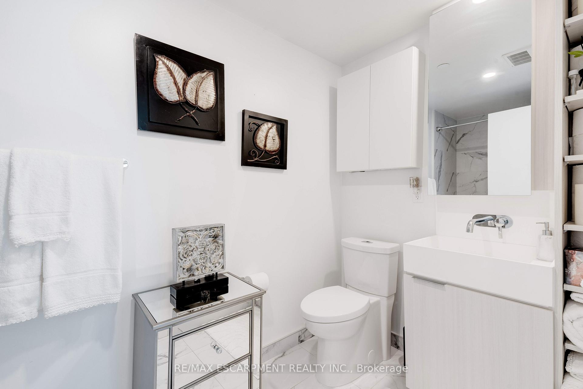 2 Bedrooms Condo at 370 Martha, Burlington For sale