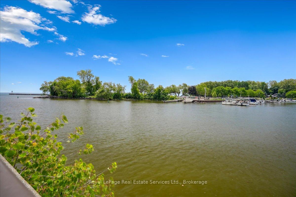2 Bedrooms Condo at 100 Bronte, Oakville For sale
